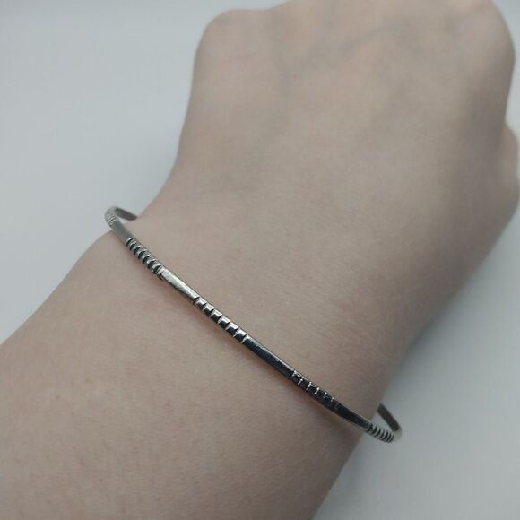 Delicate lined silver‎ bracelet - Picture 1 of 2
